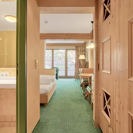 Riders In Hotel 3*